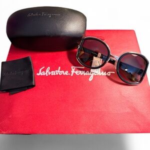 Salvatore Ferragamo SF719S Black Oversized Sunglasses – NWT w/ Case